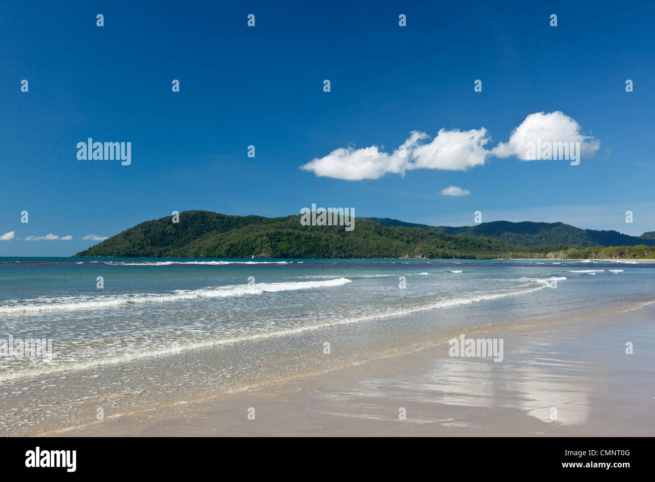 View along Thornton Beach. Daintree National Park, Queensland, Australia Stock Photo Alamy