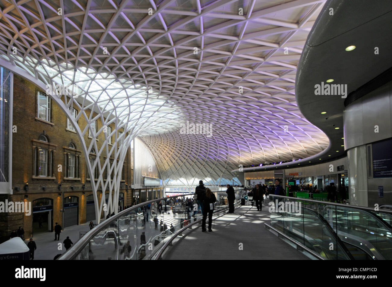 Mezzanine Floor Above Kings Cross Railway Station Departures Concourse Stock Photo Alamy