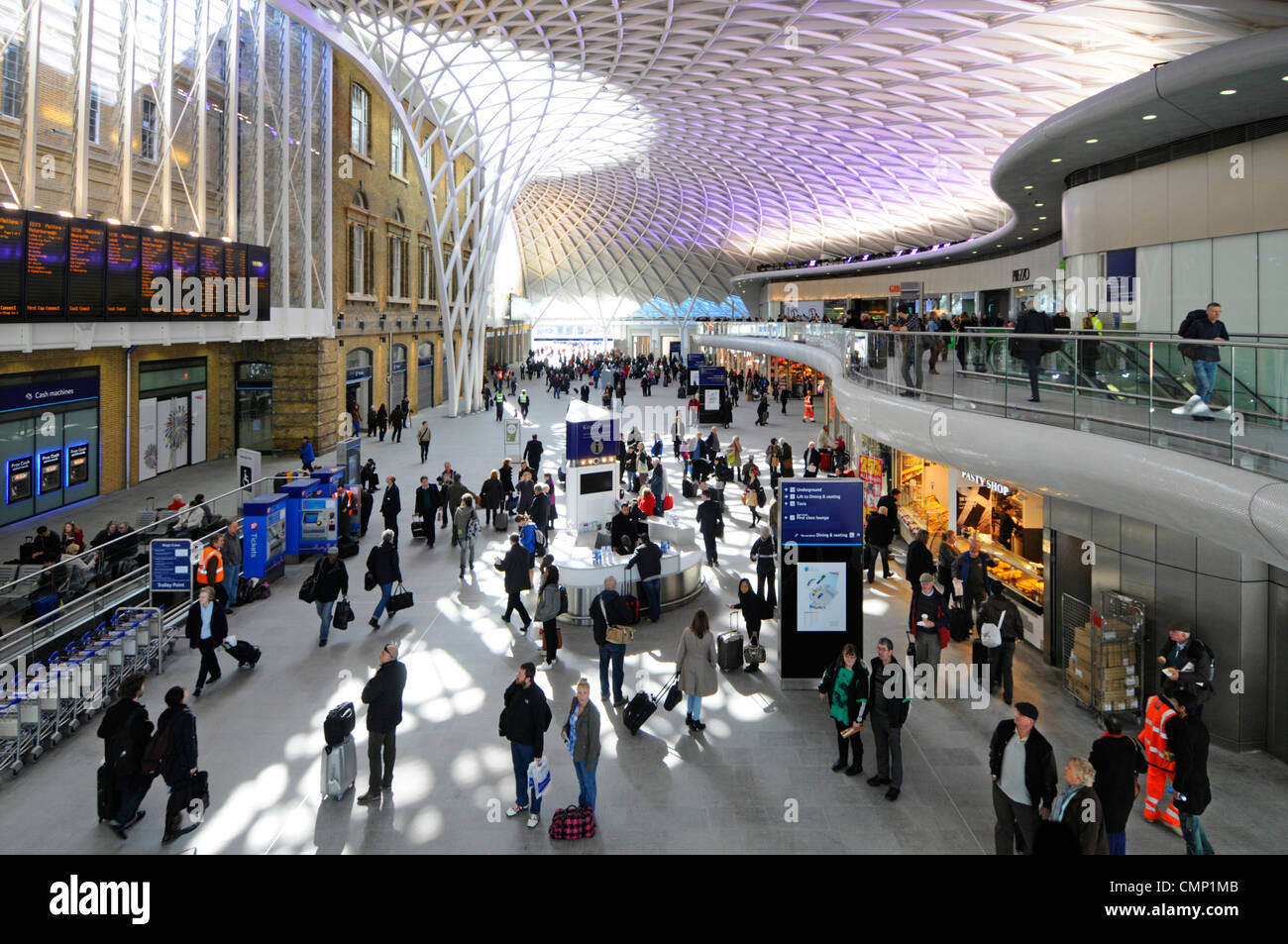 Kings cross station concourse hi-res stock photography and images - Alamy