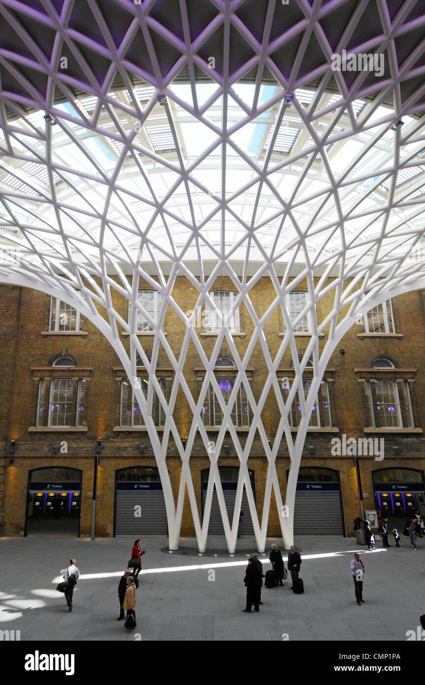 Kings Cross Railway Station departure concourse steel columns fanning out to form roof structure Stock Photo