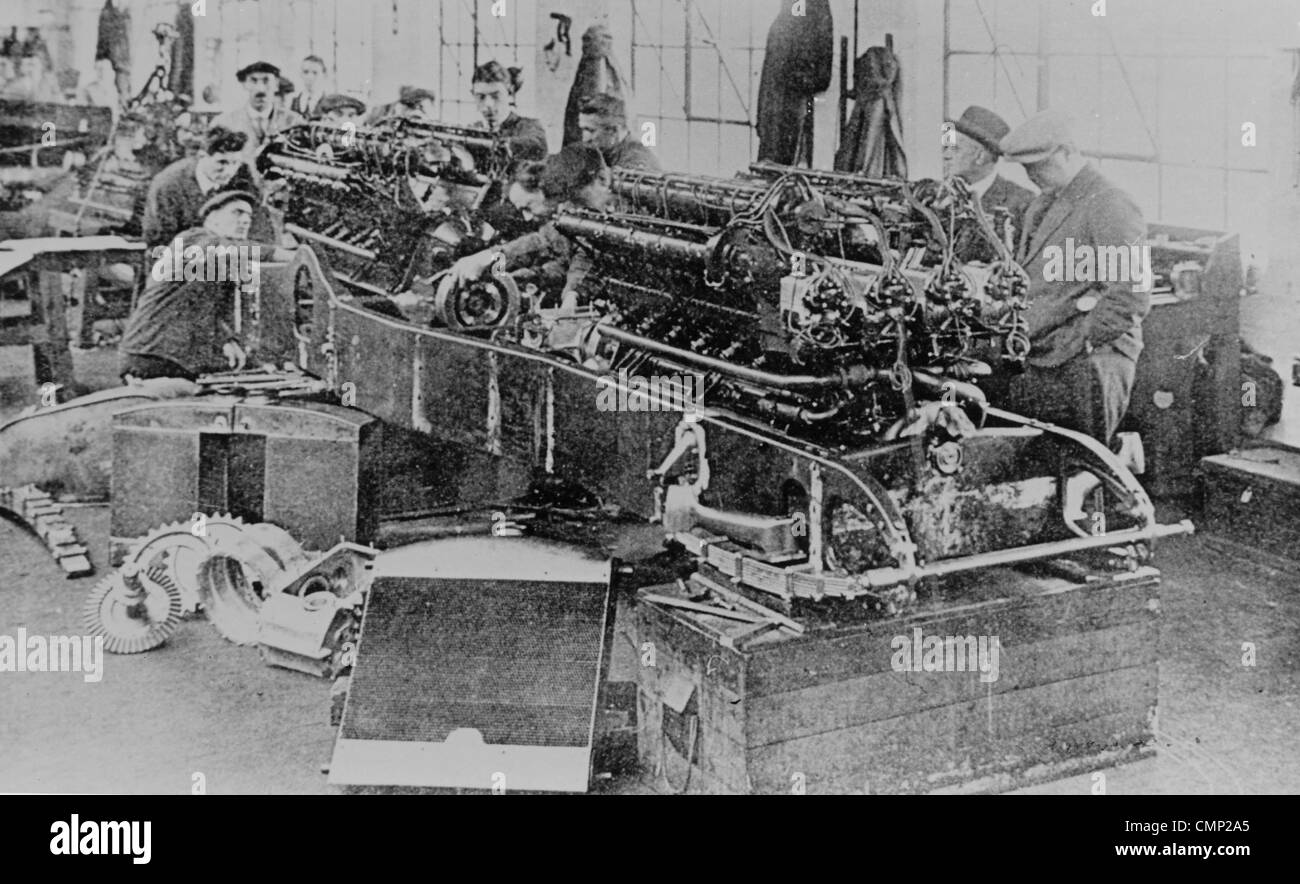 Sunbeam Car, John Thompson Motor Pressings Ltd., Wolverhampton, Early 20th cent. Workers assembling the chassis for a 1000 h.p. Stock Photo