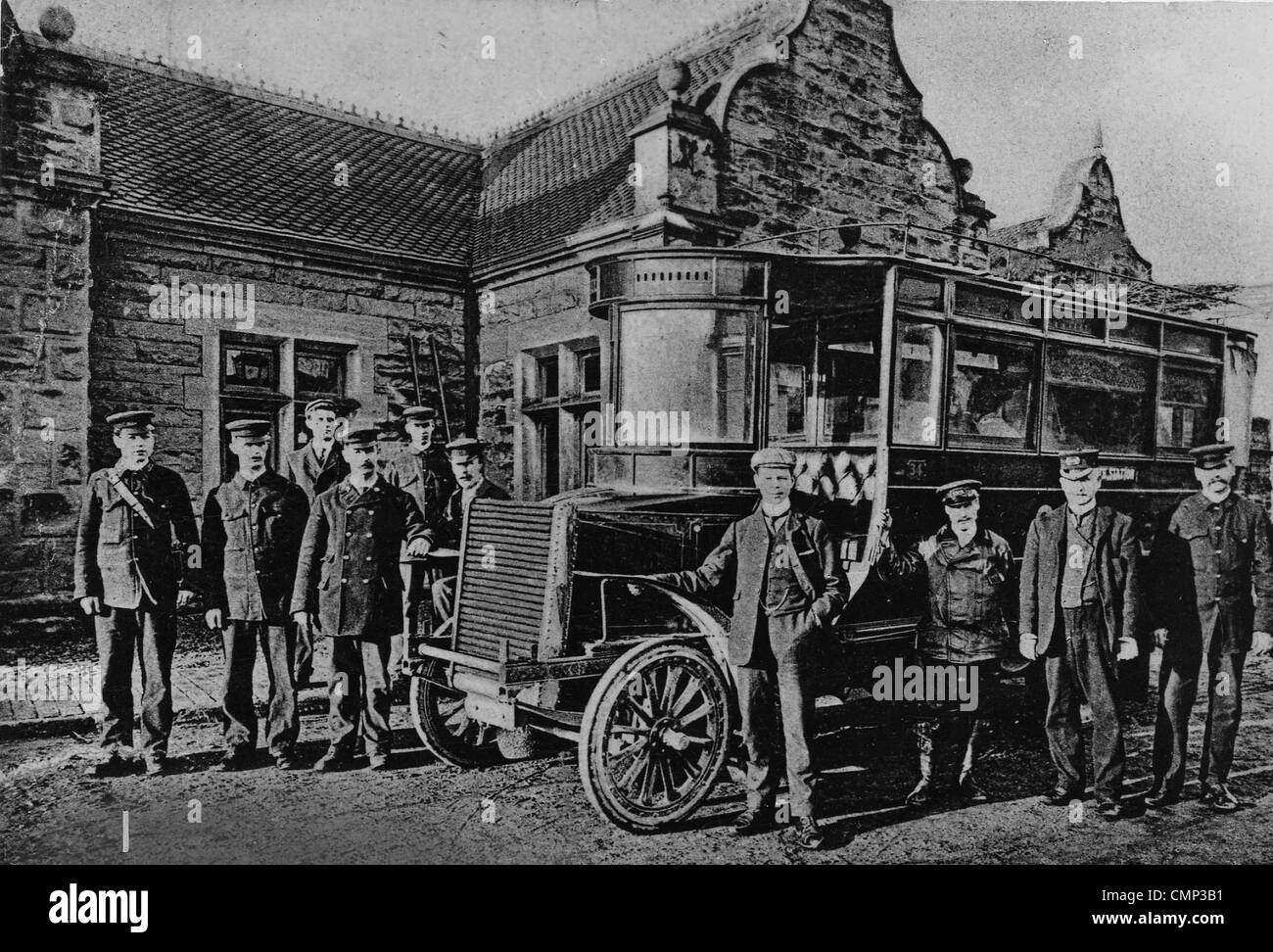 GWR Motor Bus, Wolverhampton, 1904. A Great Western Railway (GWR) motor bus (No. 34) with staff at Bridgnorth terminus. Buses, Stock Photo