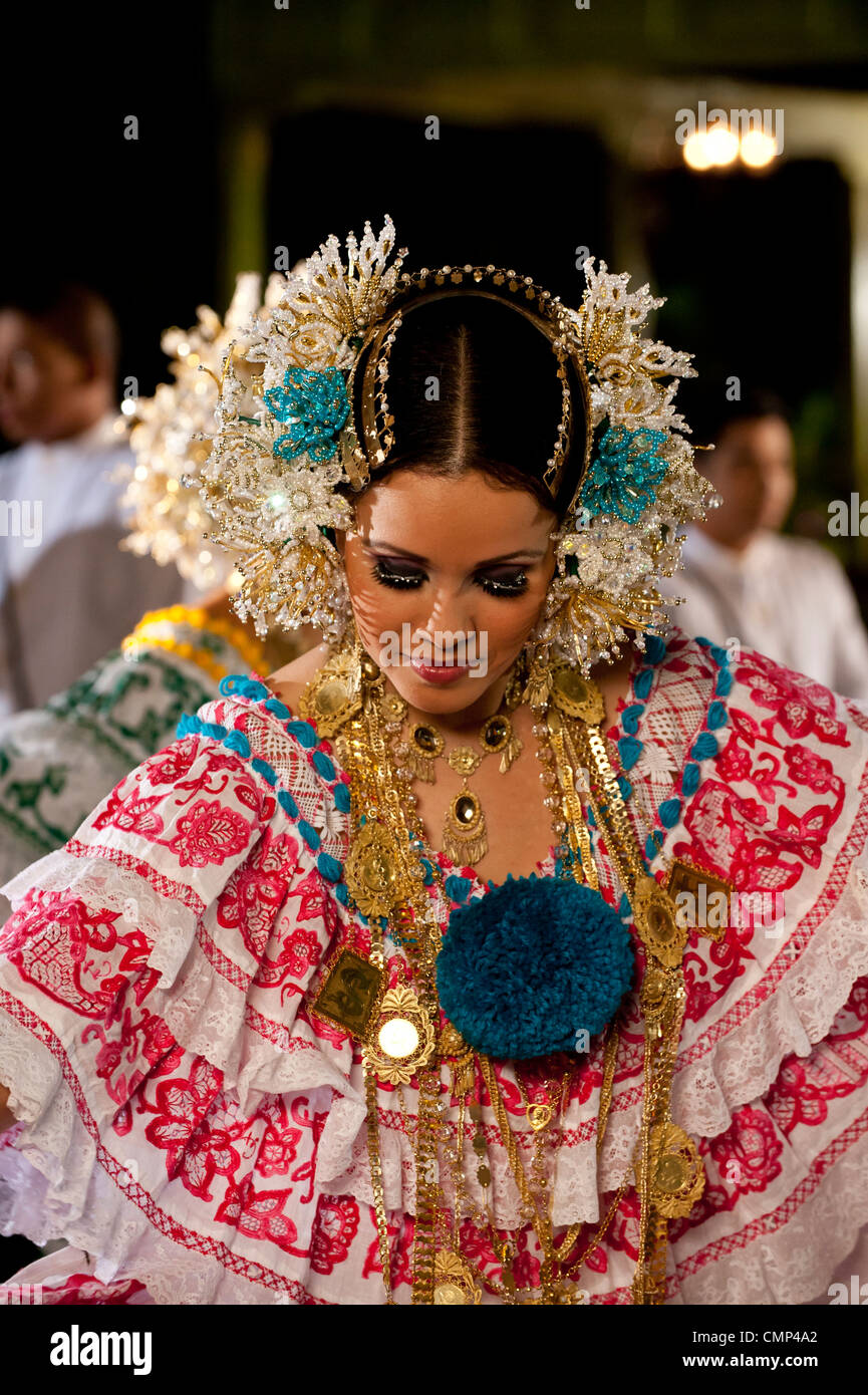 Woman wearing traditional panamanian pollera Stock Photo - Alamy