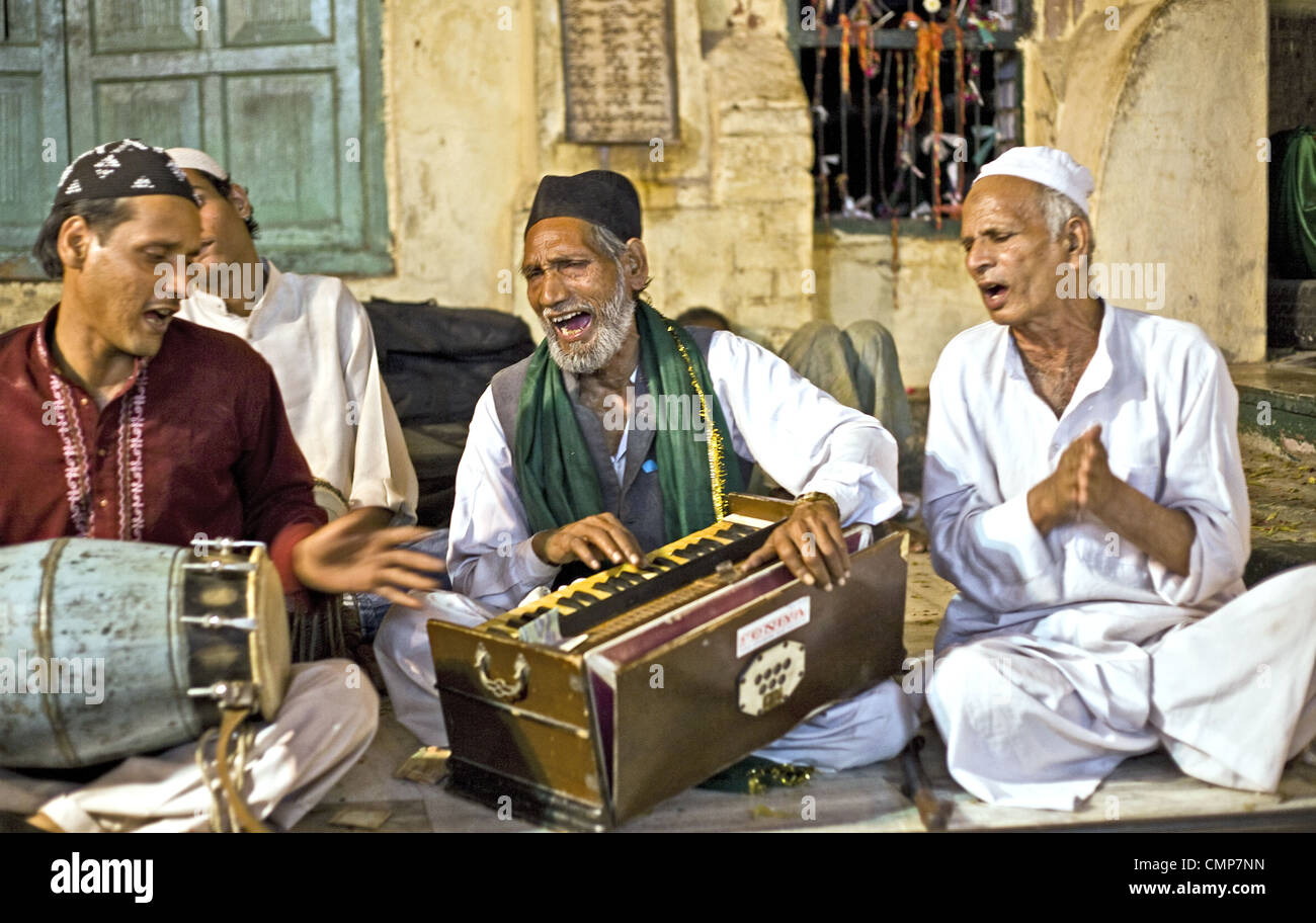 Qawwali (Sufi devotional music)musicians  during the annual Urs (Muslim festival) at Nizamuddin dargah Delhi Stock Photo