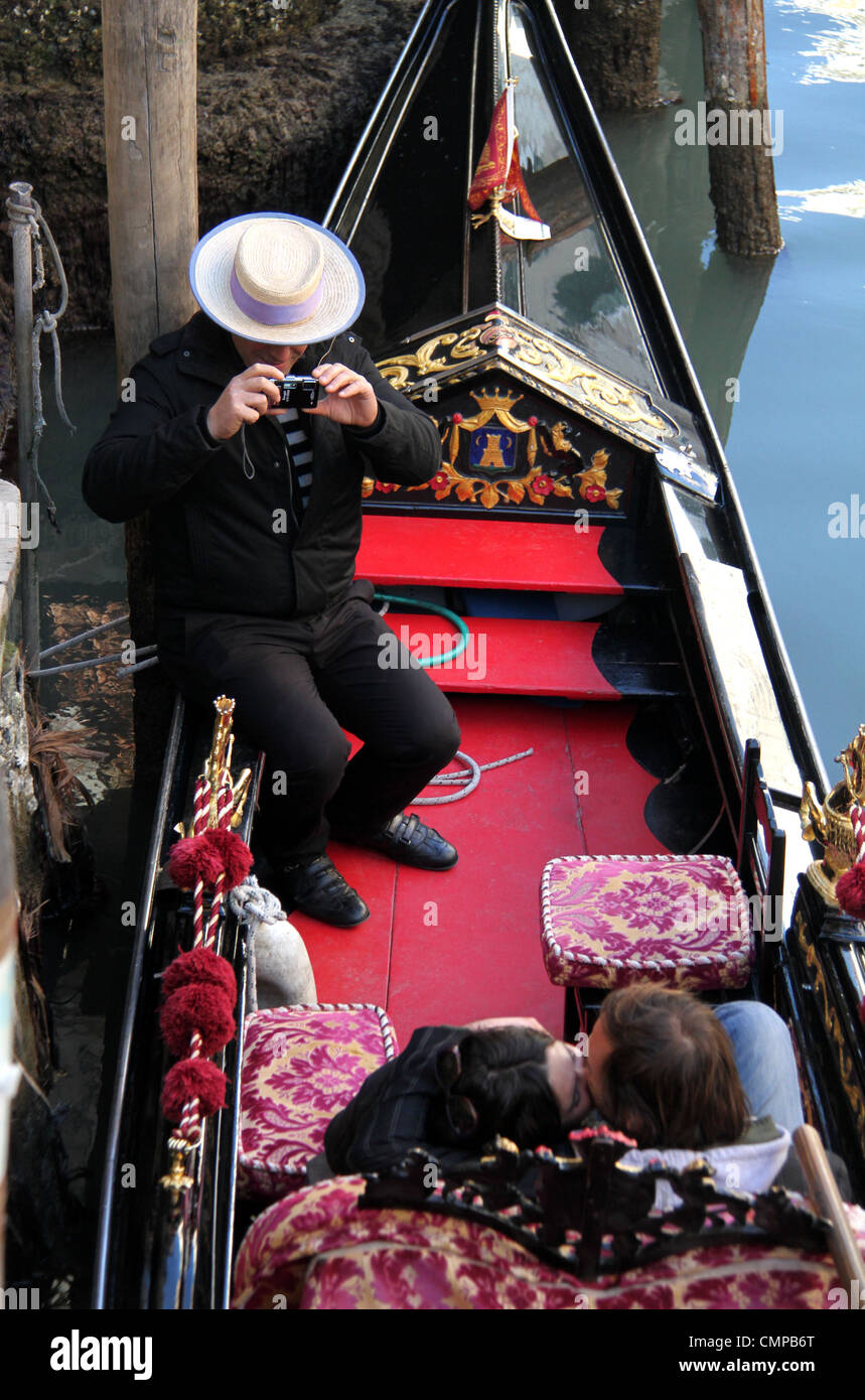 Couple gondola venice kiss hi-res stock photography and images - Alamy