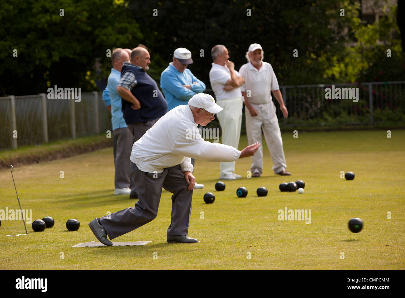 UK, Wales, Swansea, Cwmdonkin Park, bowling green men playing bowls Stock Photo