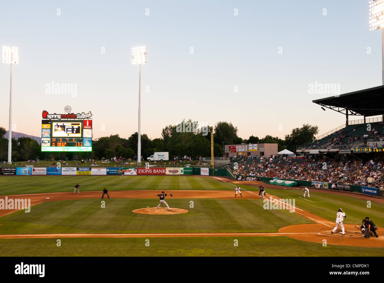 Bees In The City Stock Photos & Bees In The City Stock Images Alamy