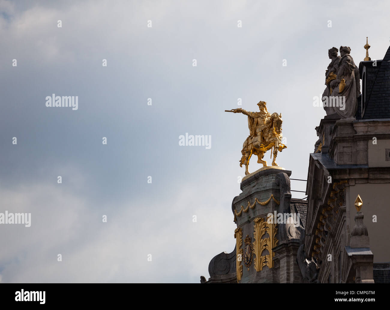 Detail of roof and gold statues on roof of Maison de Arbre in Grand Place Brussels Stock Photo