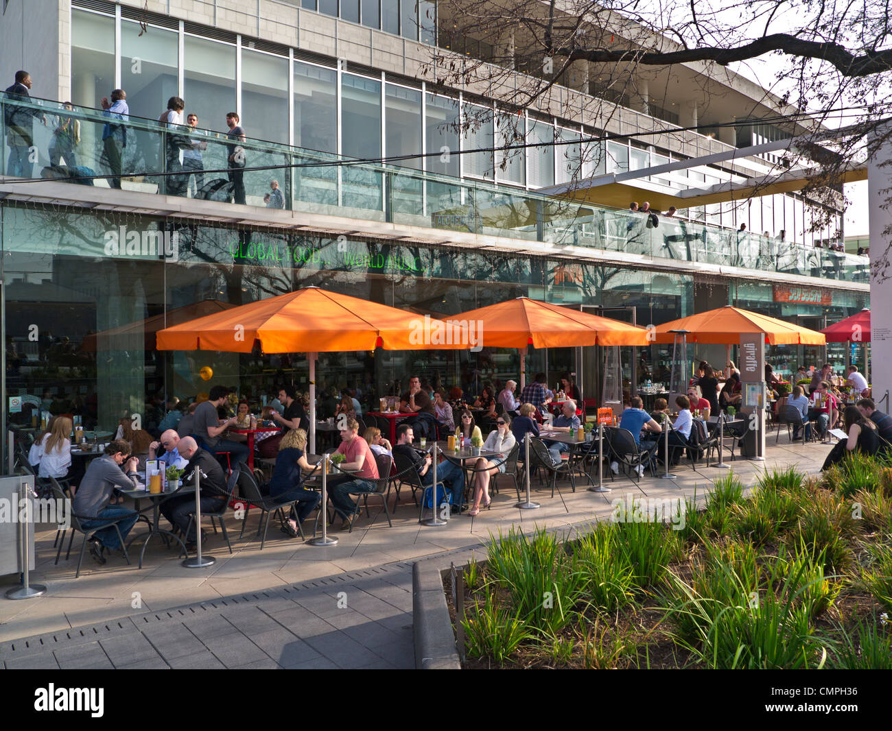 ALFRESCO DINING LONDON DRINKS FOOD TERRACE PAVEMENT BUSY Alfresco