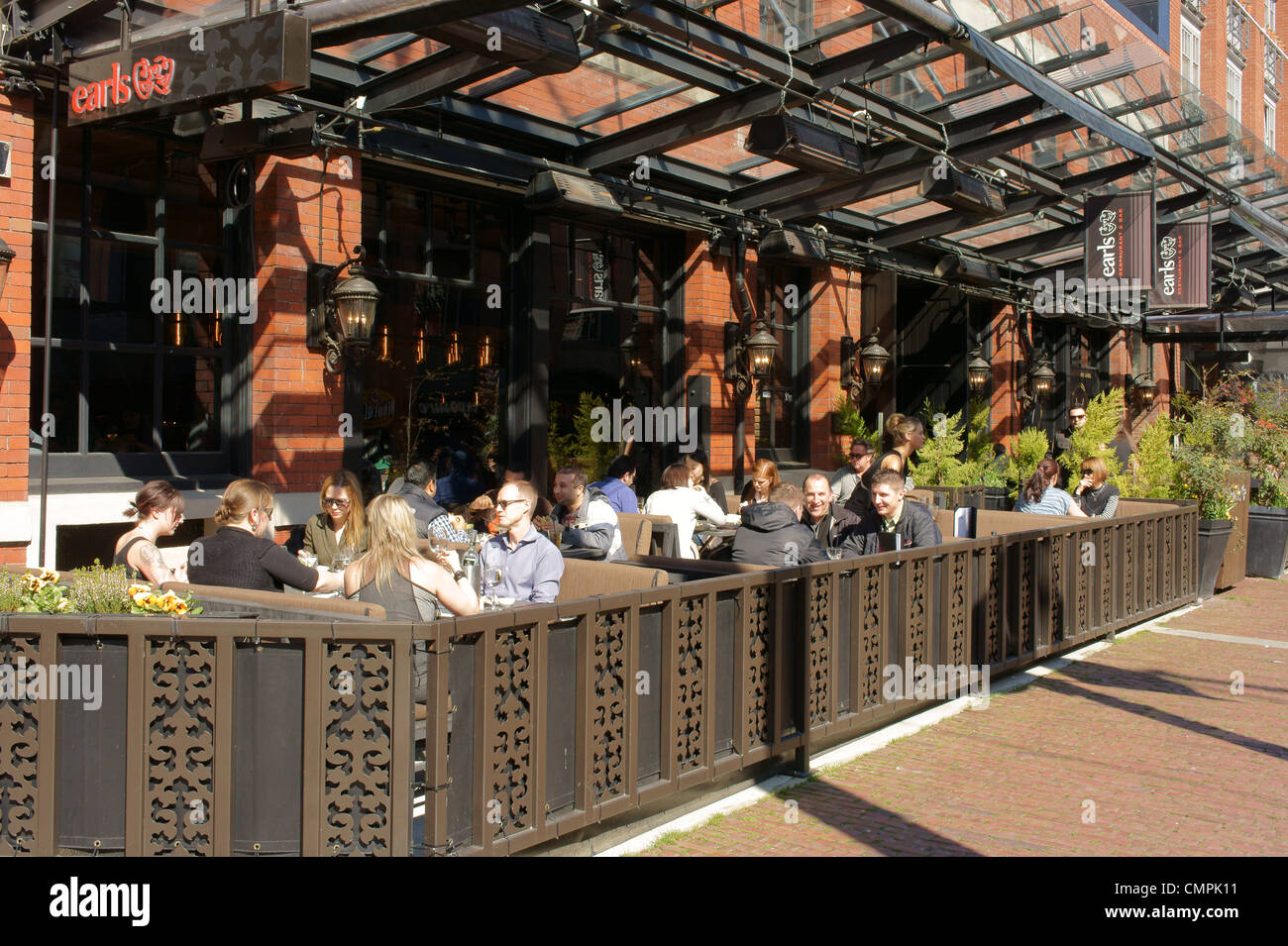 People eating lunch outdoors at Earls restaurant in Yaletown, Vancouver, British Columbia, Canada Stock Photo