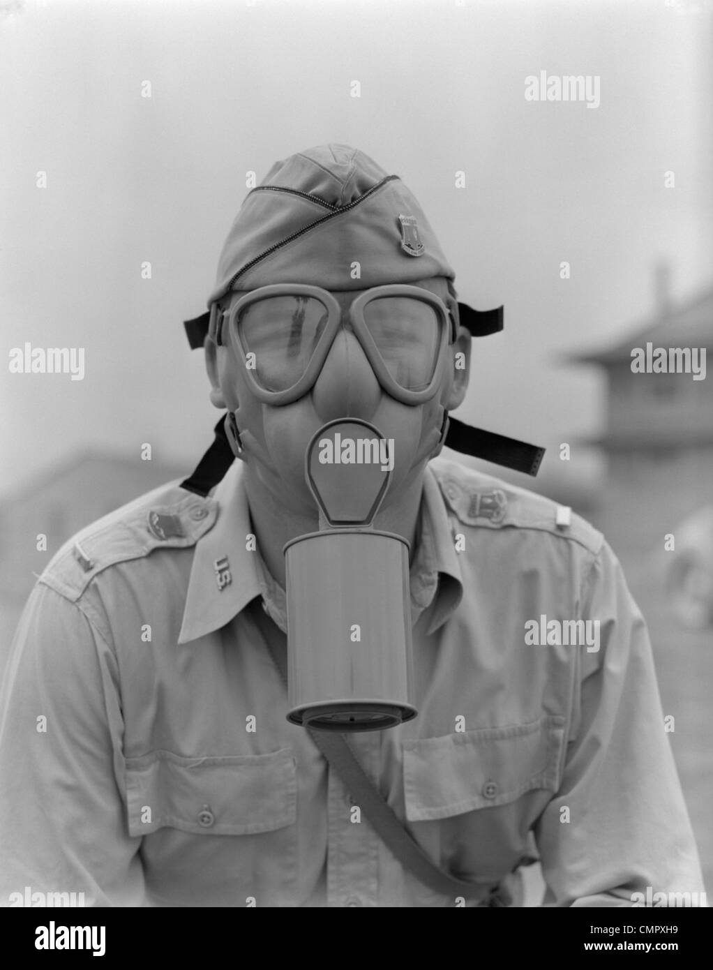 1940s 1942 MAN SOLDIER ARMY LIEUTENANT WEARING A GAS MASK Stock Photo
