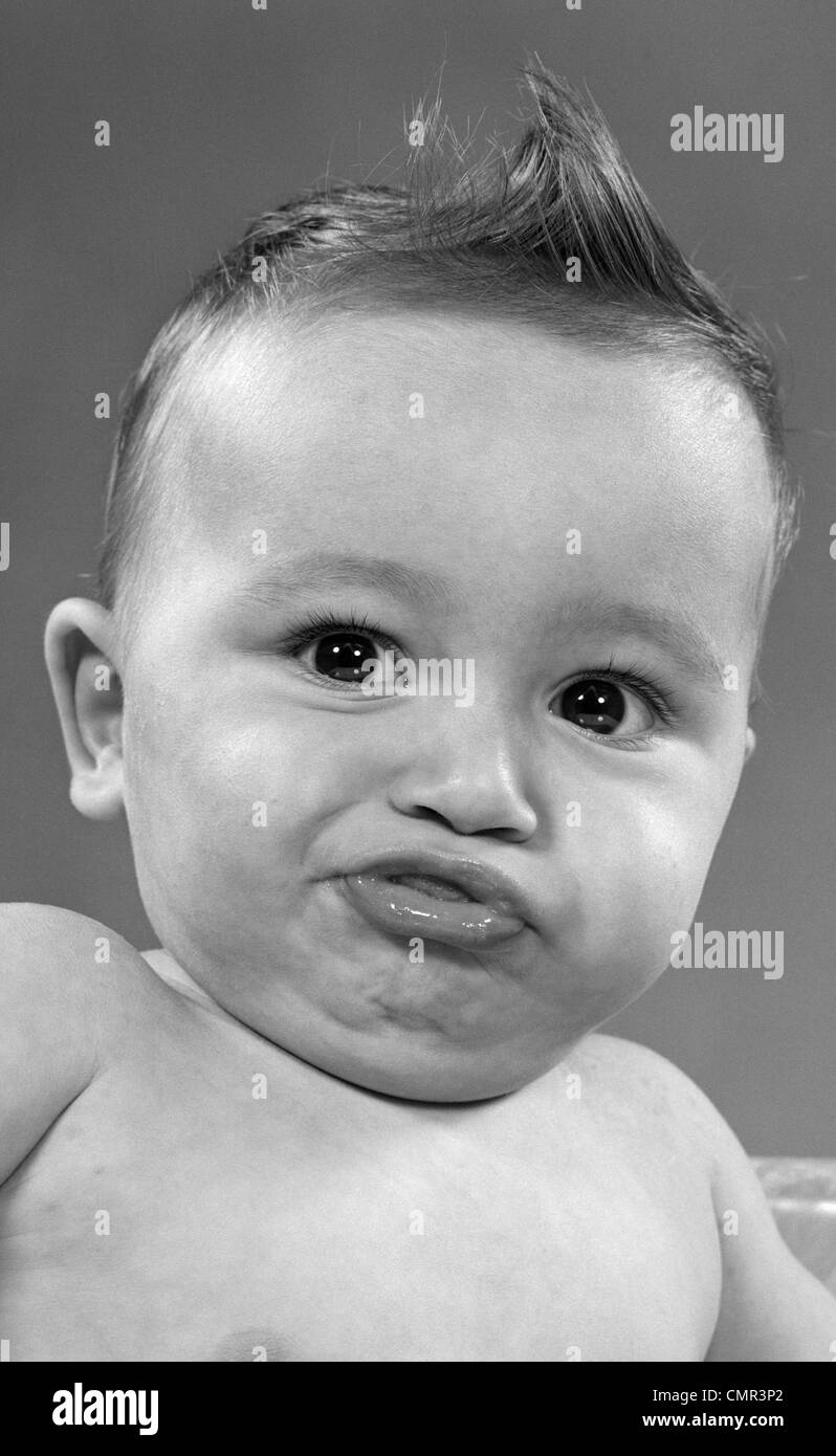 1950s BABY MAKING A FUNNY FACE AND BRONX CHEER NOISE LOOKING AT CAMERA Stock Photo