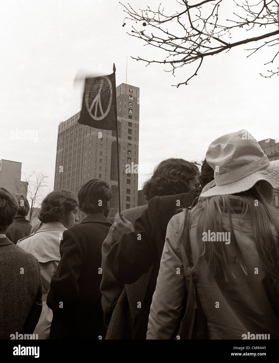 1960s 1970s CROWD OF YOUNG PEOPLE IN CIVIL DISOBEDIENCE PROTEST DEMONSTRATION AGAINST VIETNAM WAR Stock Photo