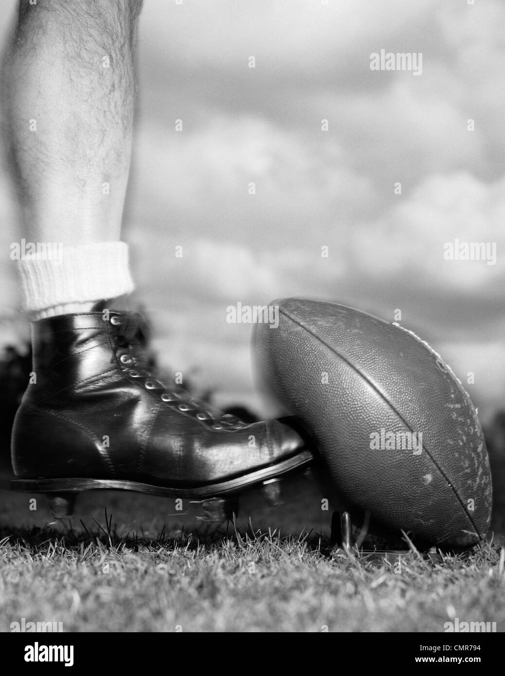 Chaussures de football noir et or avec un ballon de football Photo Stock -  Alamy