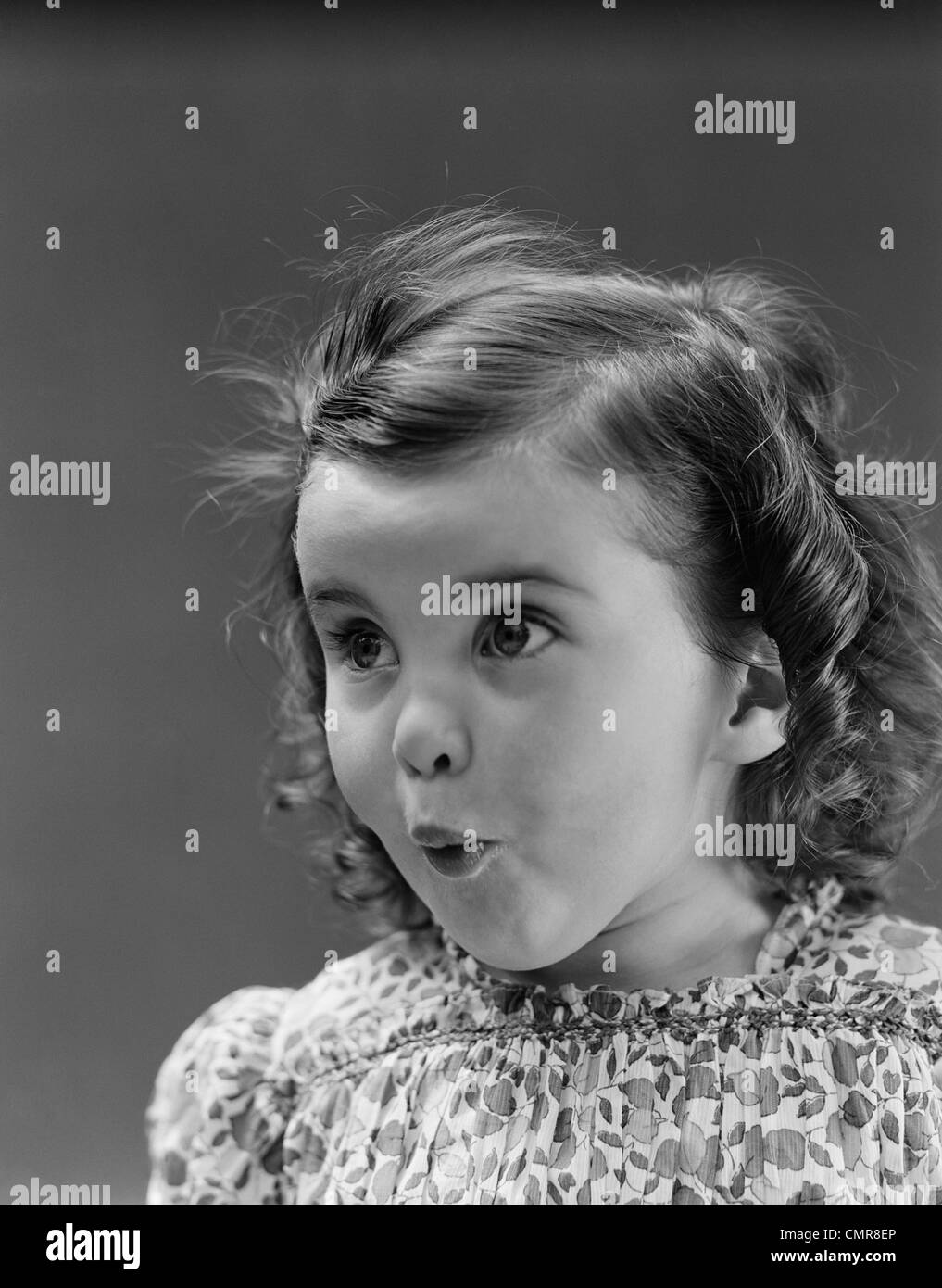 1930s PORTRAIT BRUNETTE LITTLE GIRL WITH SURPRISED AMAZED FACIAL EXPRESSION Stock Photo
