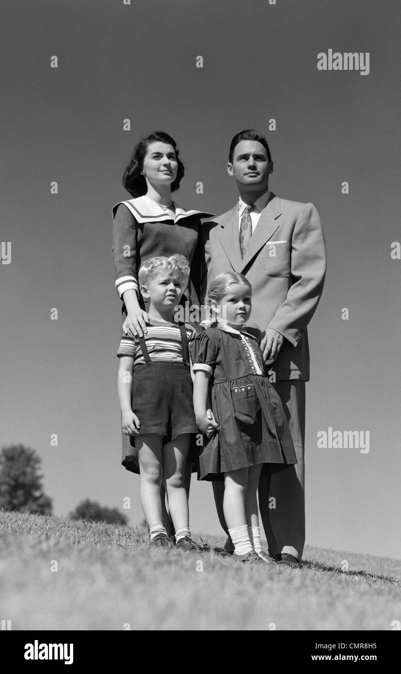 1950s FAMILY PORTRAIT FATHER MOTHER DAUGHTER SON STANDING TOGETHER OUTDOOR Stock Photo
