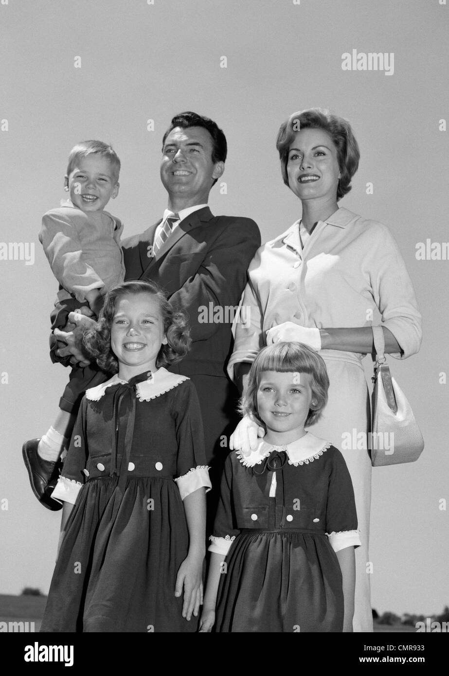 1960s PORTRAIT SMILING FAMILY FATHER MOTHER TWO DAUGHTERS SON