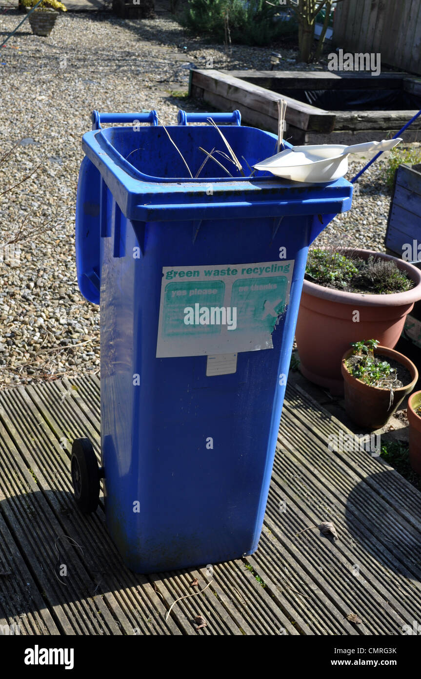 Wheelie bin garden hi-res stock photography and images - Alamy
