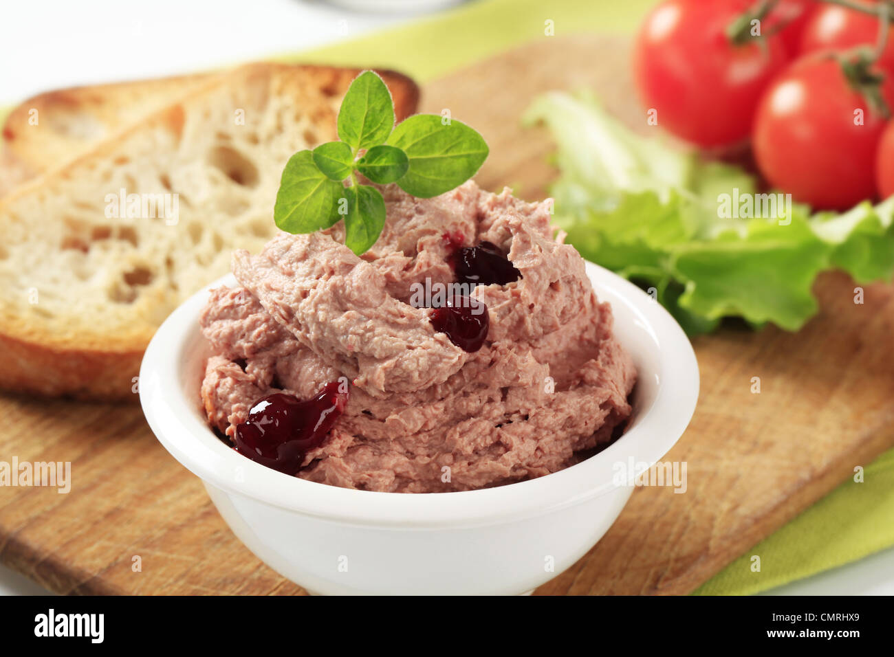 паштет terrine террин. печеночный мусс из куриной печени. мусс печеночный ресторан. паштет мусс из куриной печени. подача печеночного паштета.