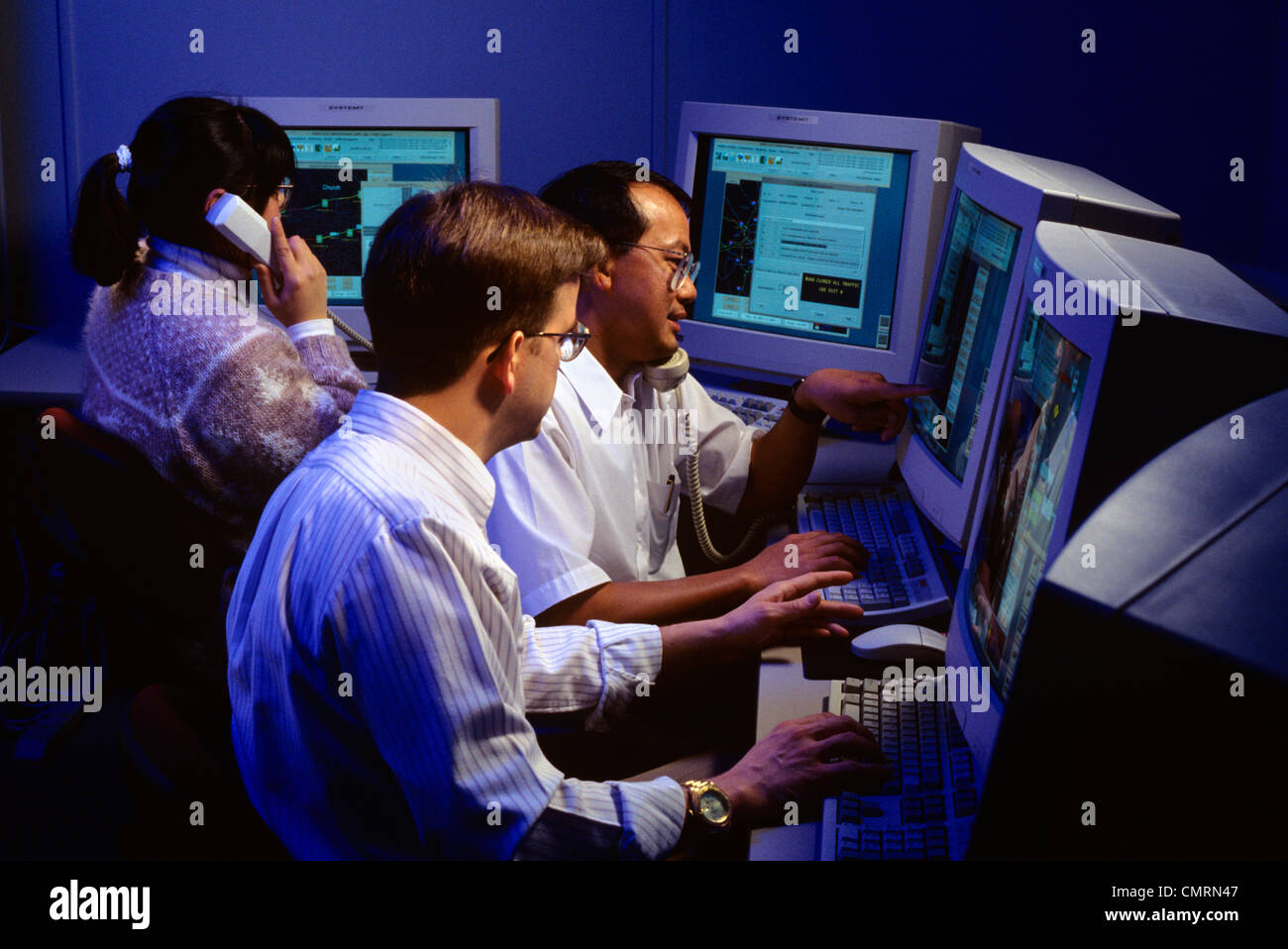 TRAFFIC MANAGEMENT TEAM AT COMPUTER TERMINALS 1990s Stock Photo