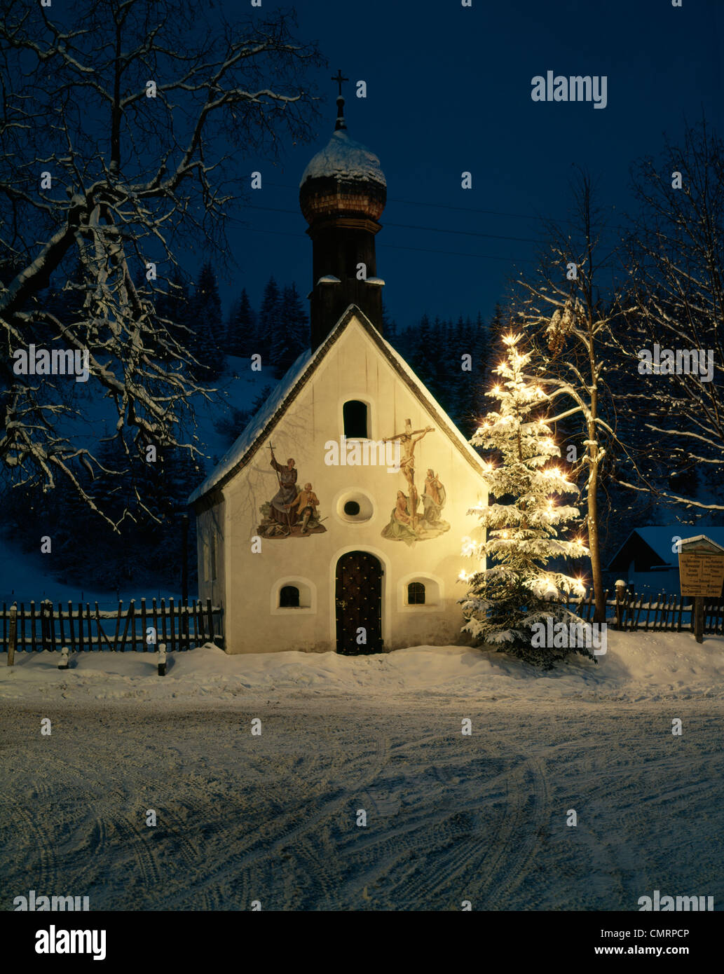 CHAPEL AT NIGHT WITH CHRISTMAS TREE KLAIS BAVARIA GERMANY Stock Photo