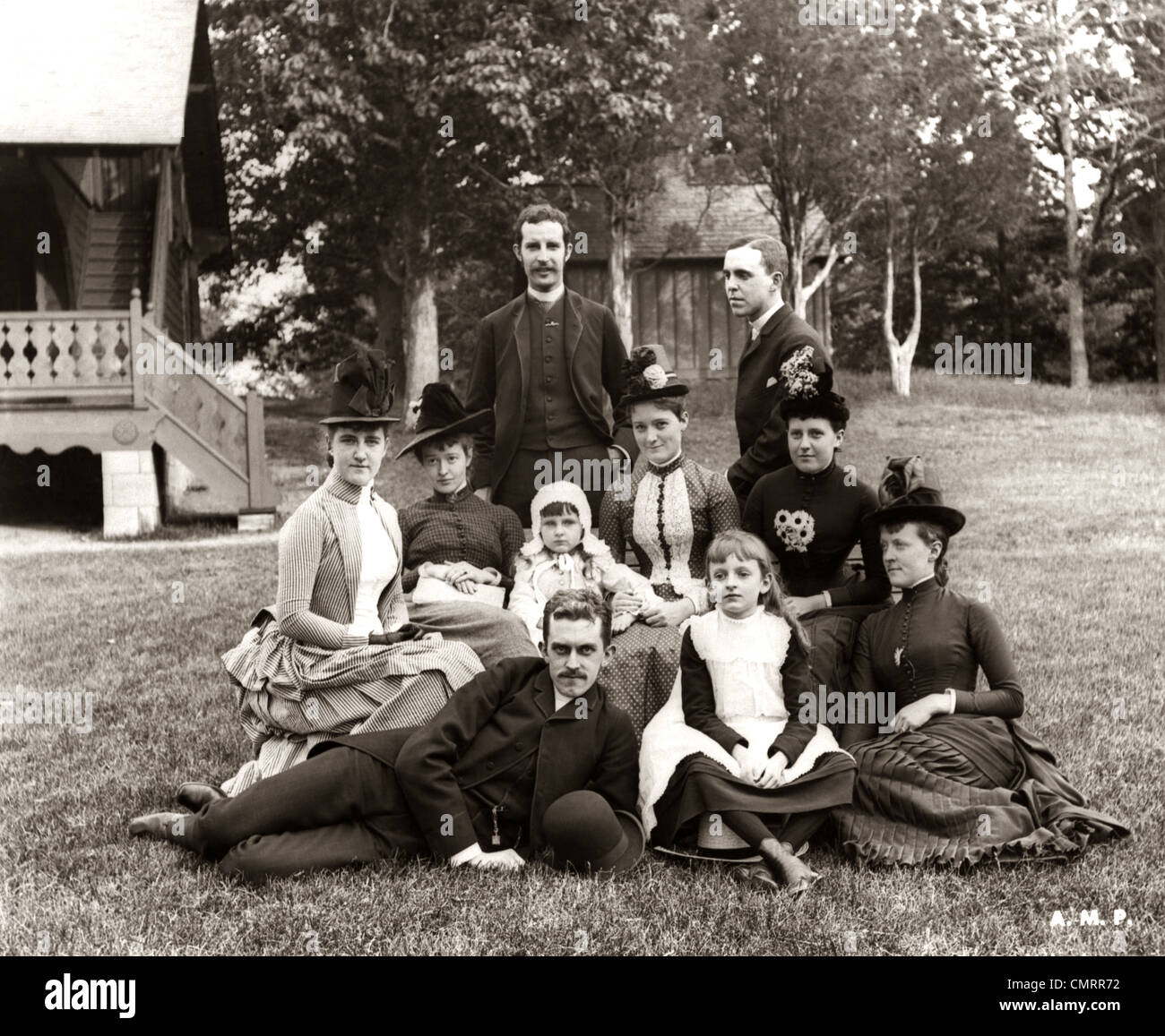 1890s LARGE FORMAL FAMILY GROUP PHOTO OUTSIDE Stock Photo