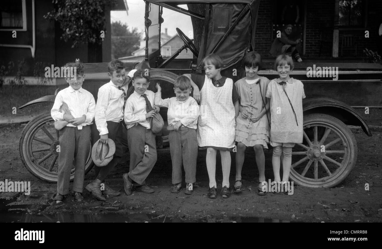 1910s CHILDREN LINED UP IN FRONT OF TRUCK FACING CAMERA Stock Photo