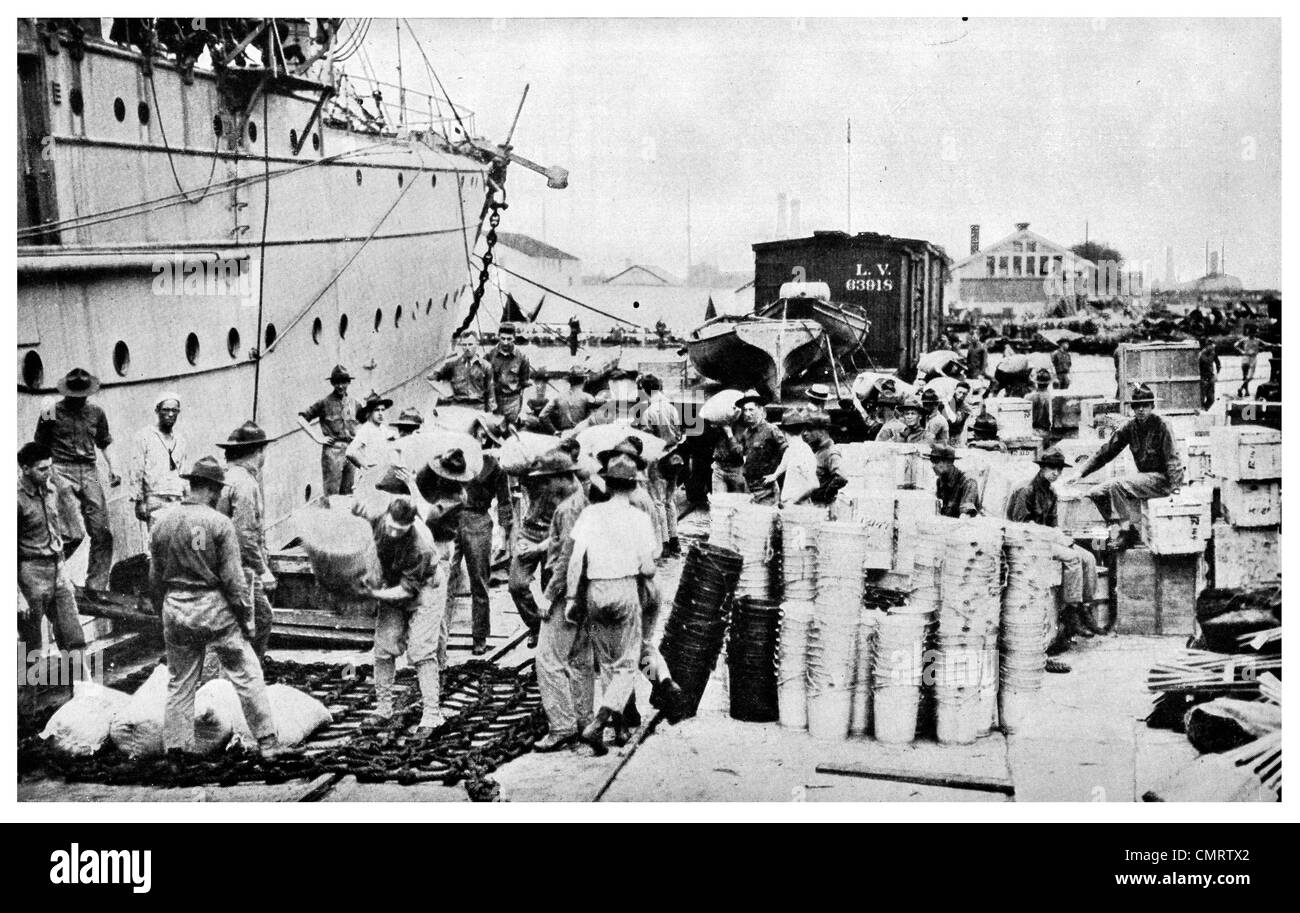 1918 Loading a Transport ship with troops and supplies for France USA Stock Photo