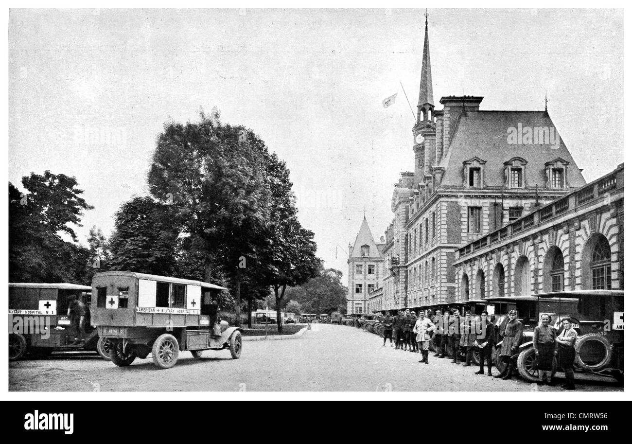 1918 American Military Hospital No 1 Ambulance fleet front line injured soldiers Stock Photo