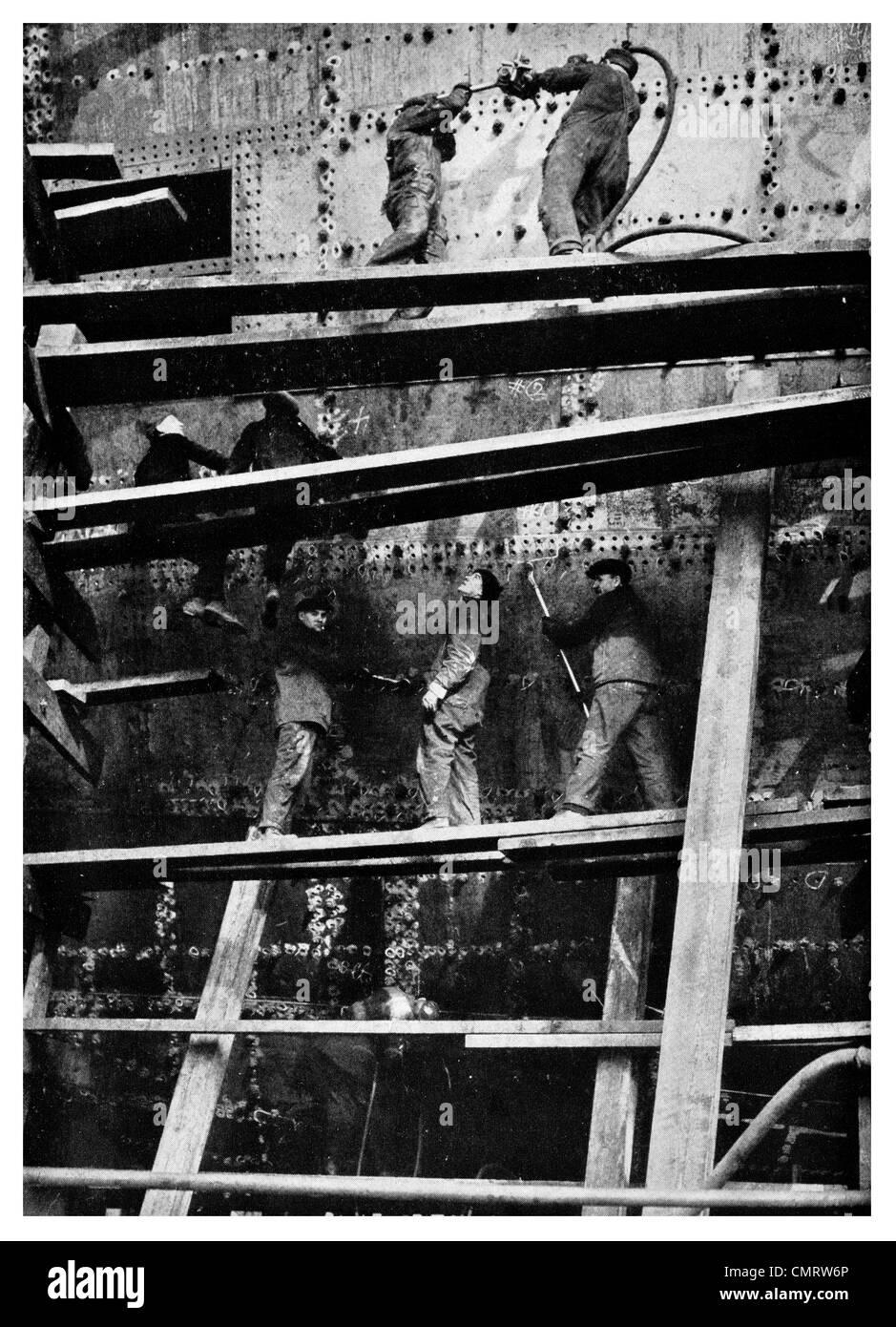 1918 Ship fabrication construction reamers rivet holes painters worken shipyard Hog Island  Philadelphia, Pennsylvania Stock Photo