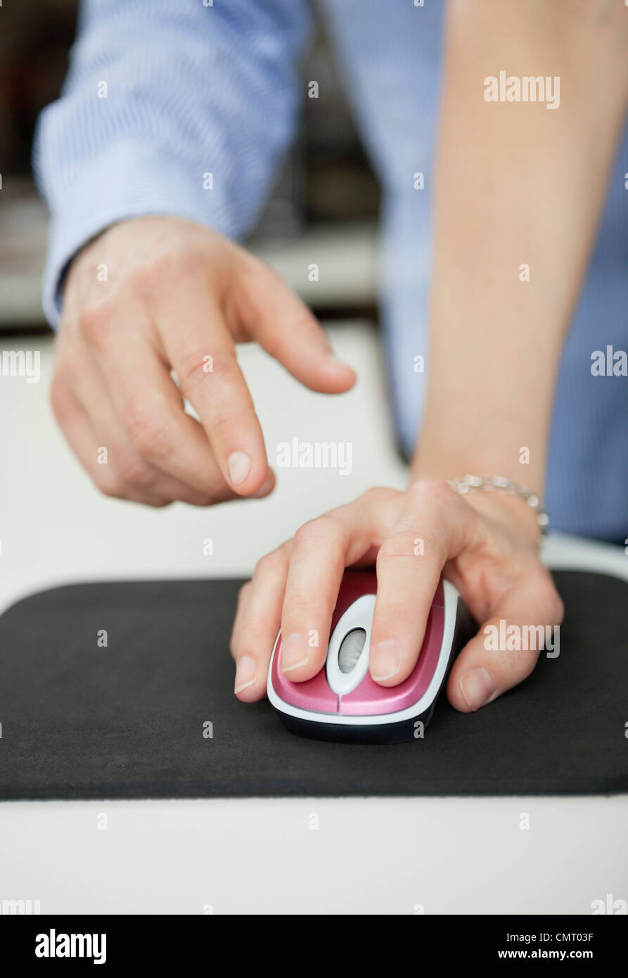 gordijn Verandering software Close-up on two hands and a computer mouse Stock Photo - Alamy