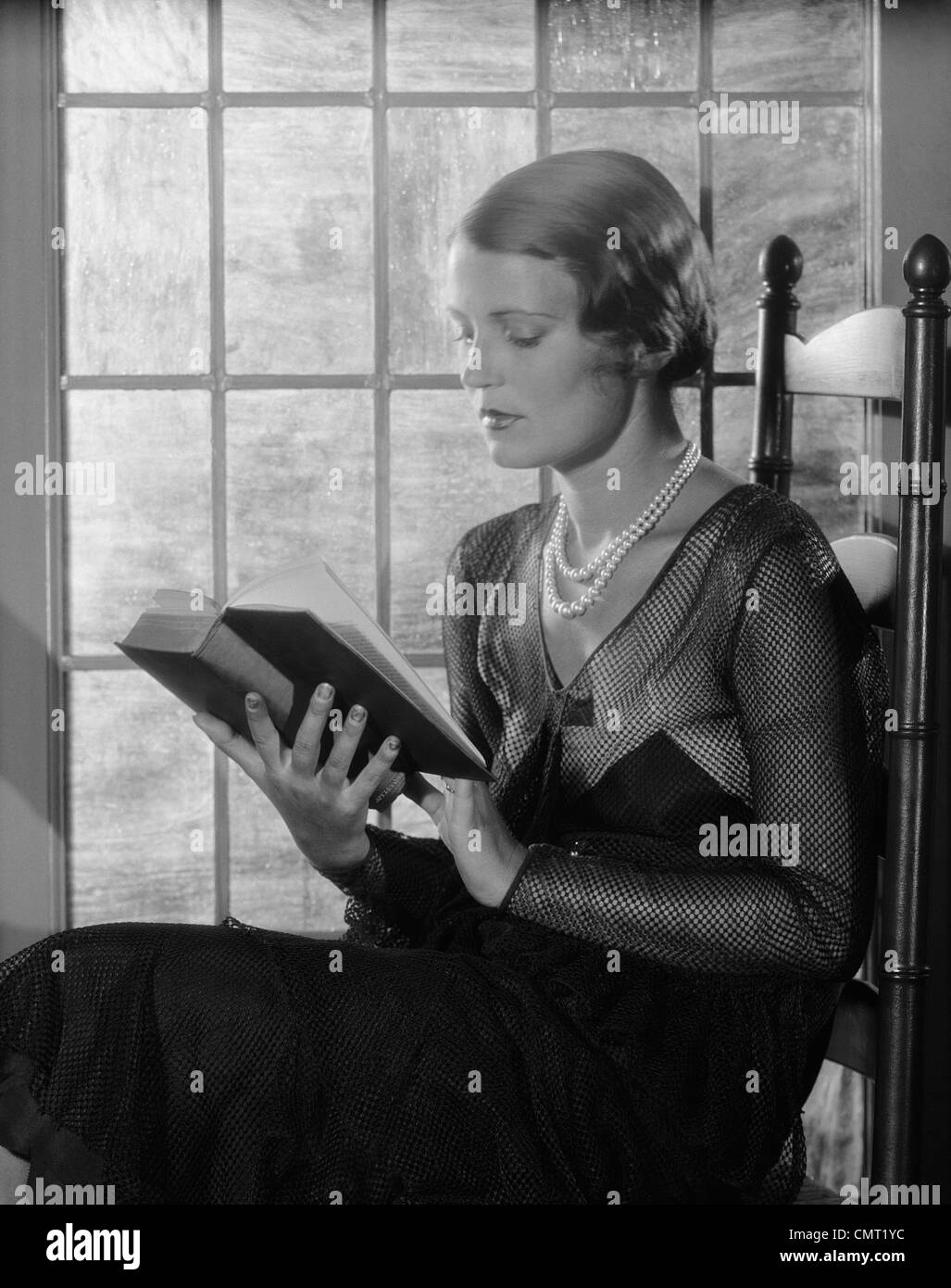 1930s style woman reading book hi-res stock photography and images - Alamy