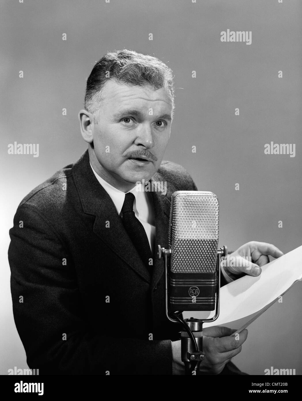 Reporter 1950s hi-res stock photography and images - Alamy