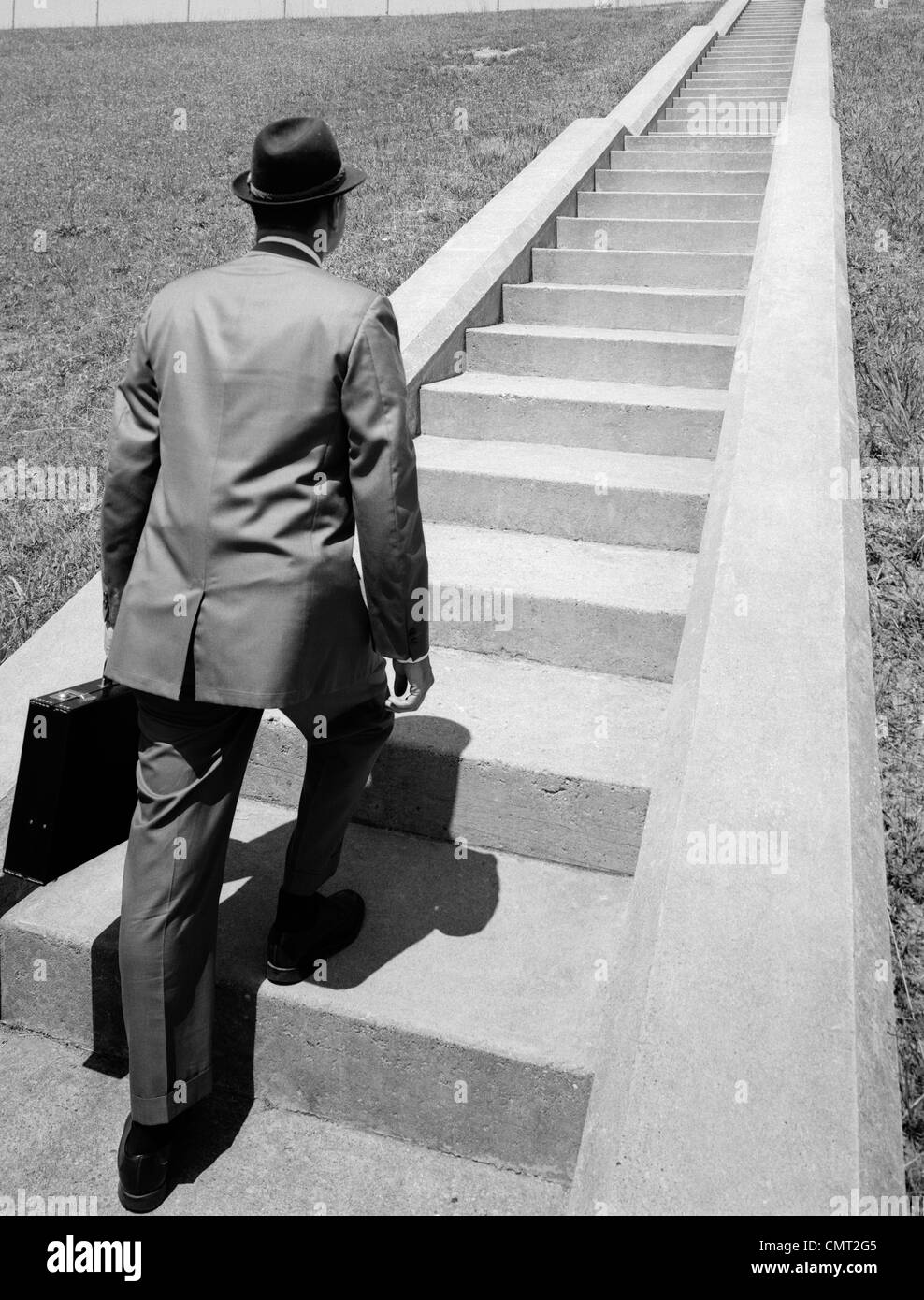1960s BUSINESS MAN IN SUIT \u0026 FEDORA 