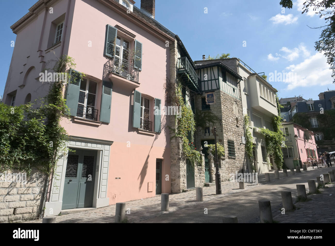 Typical houses in rue de l&#39;Abreuvoir, Montmartre district, Paris Stock Photo: 47243615 - Alamy