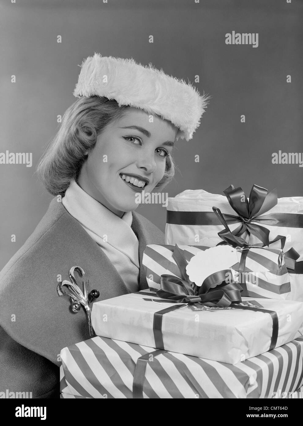 1950s SMILING WOMAN IN FUR HAT HOLDING 
