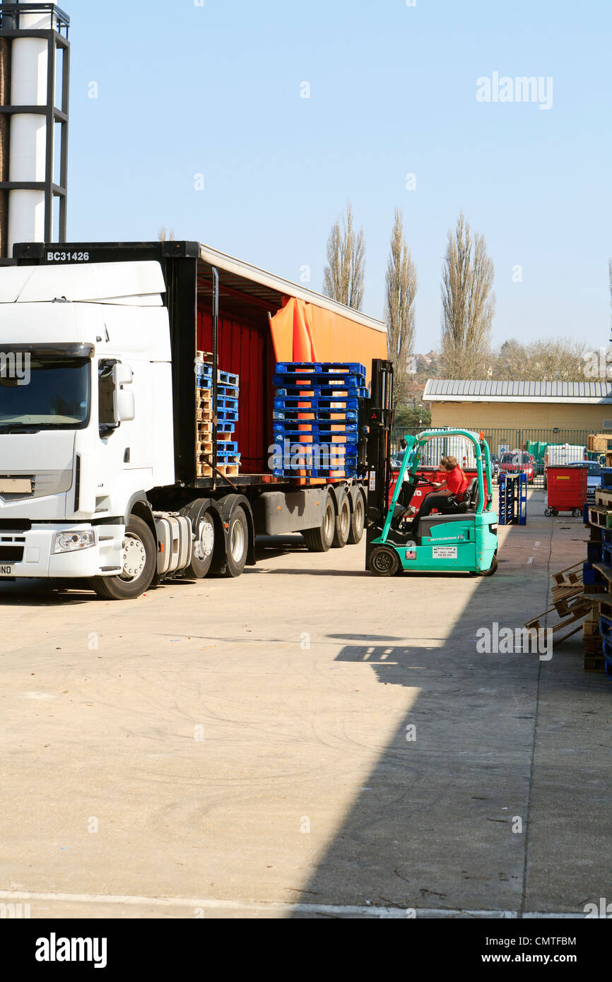 Loading Lorry Pallets High Resolution Stock Photography and Images - Alamy