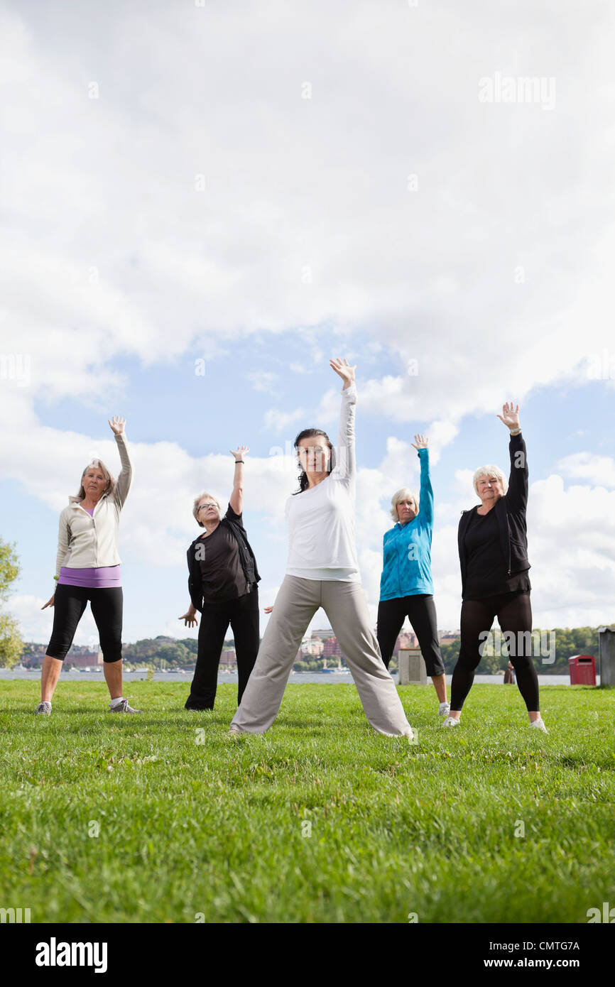 People in the park exercising Stock Photo - Alamy