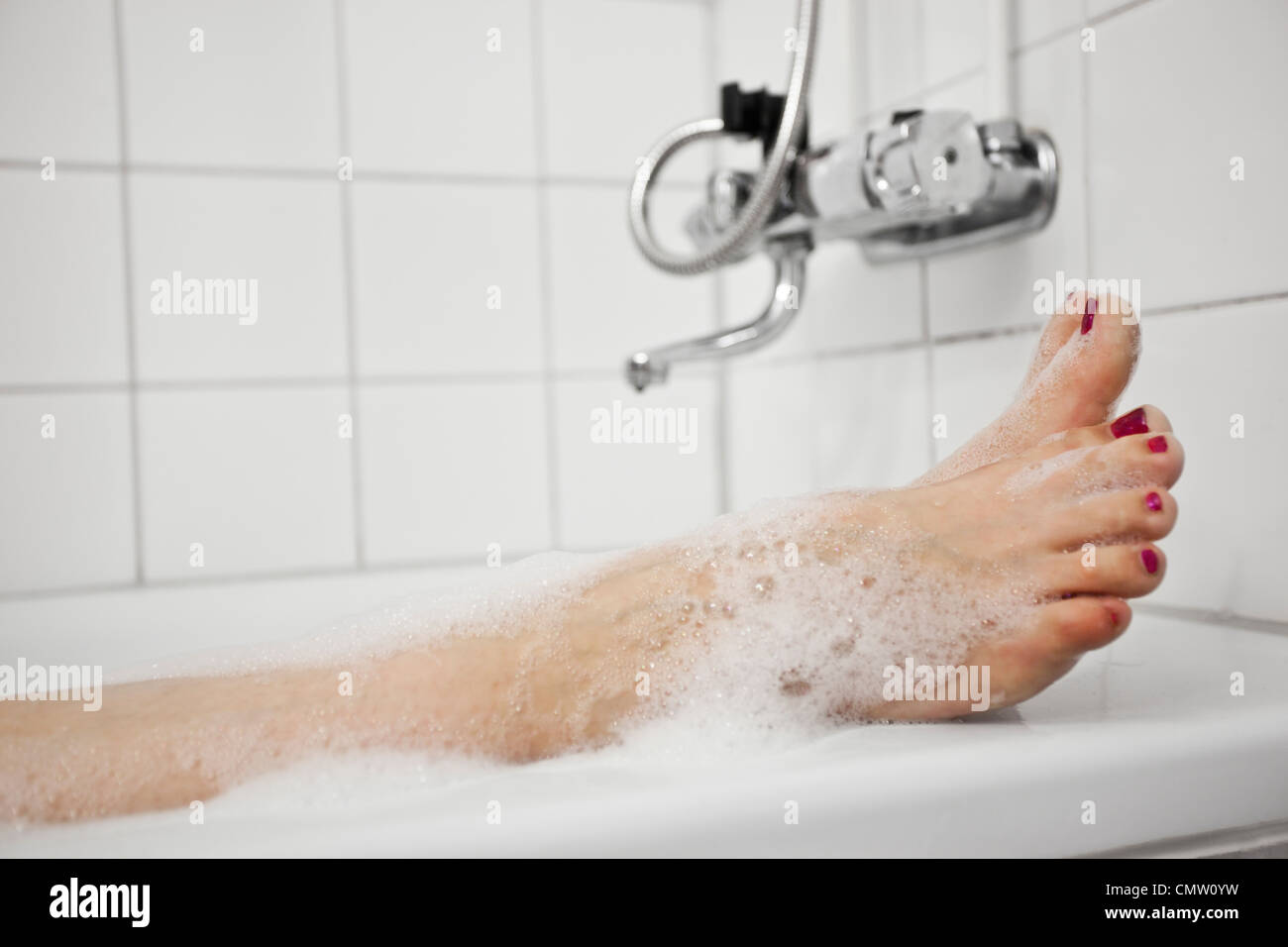 Womans feet in bathtub hires stock photography and images Alamy