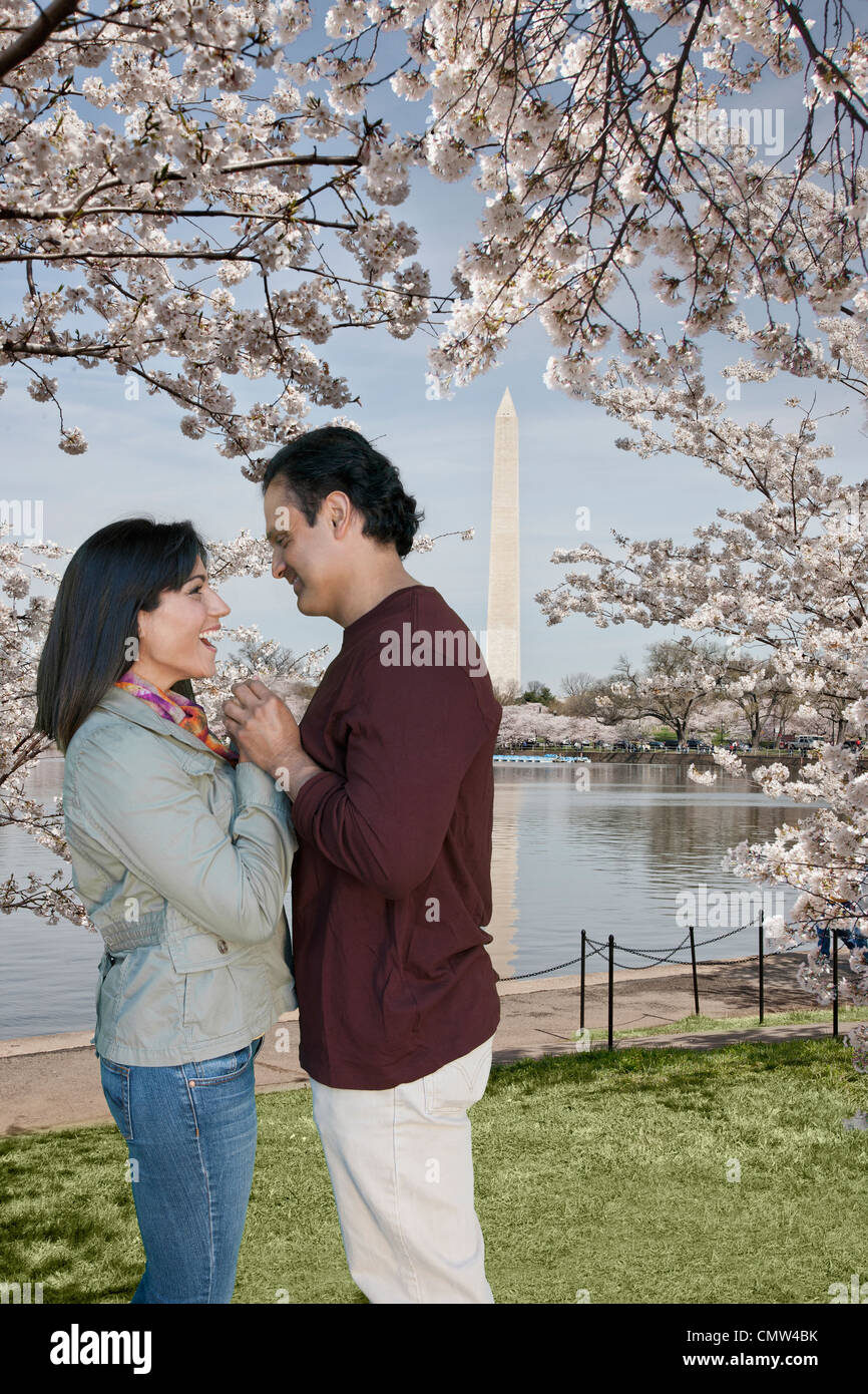 Couple underneath tree hi-res stock photography and images - Alamy