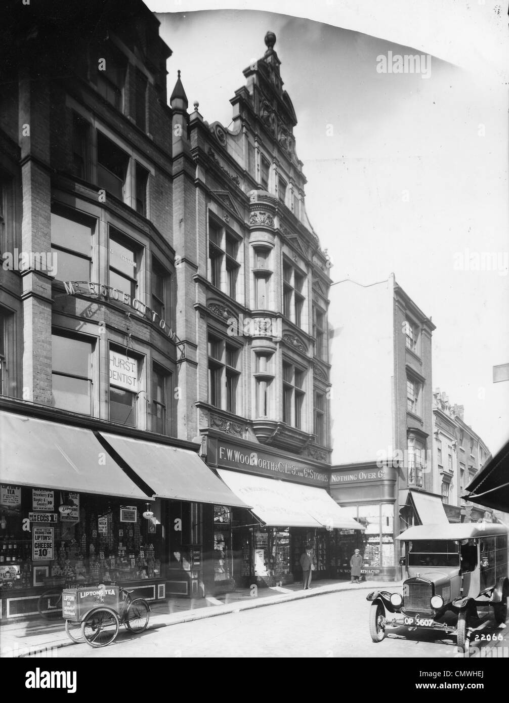 Dudley Street, Wolverhampton, Early 20th cent. Dudley Street showing the the premises of F. W. Woolworth & Company Ltd. These Stock Photo