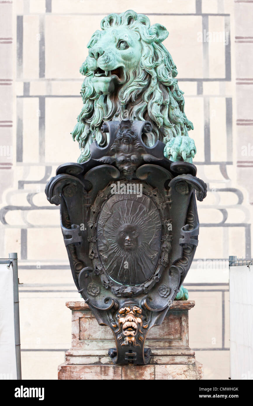 Brass lion statue hi-res stock photography and images - Alamy