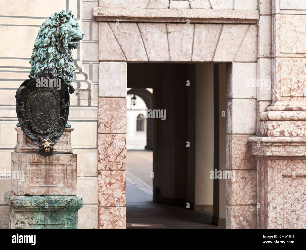 Brass lion statue hi-res stock photography and images - Alamy