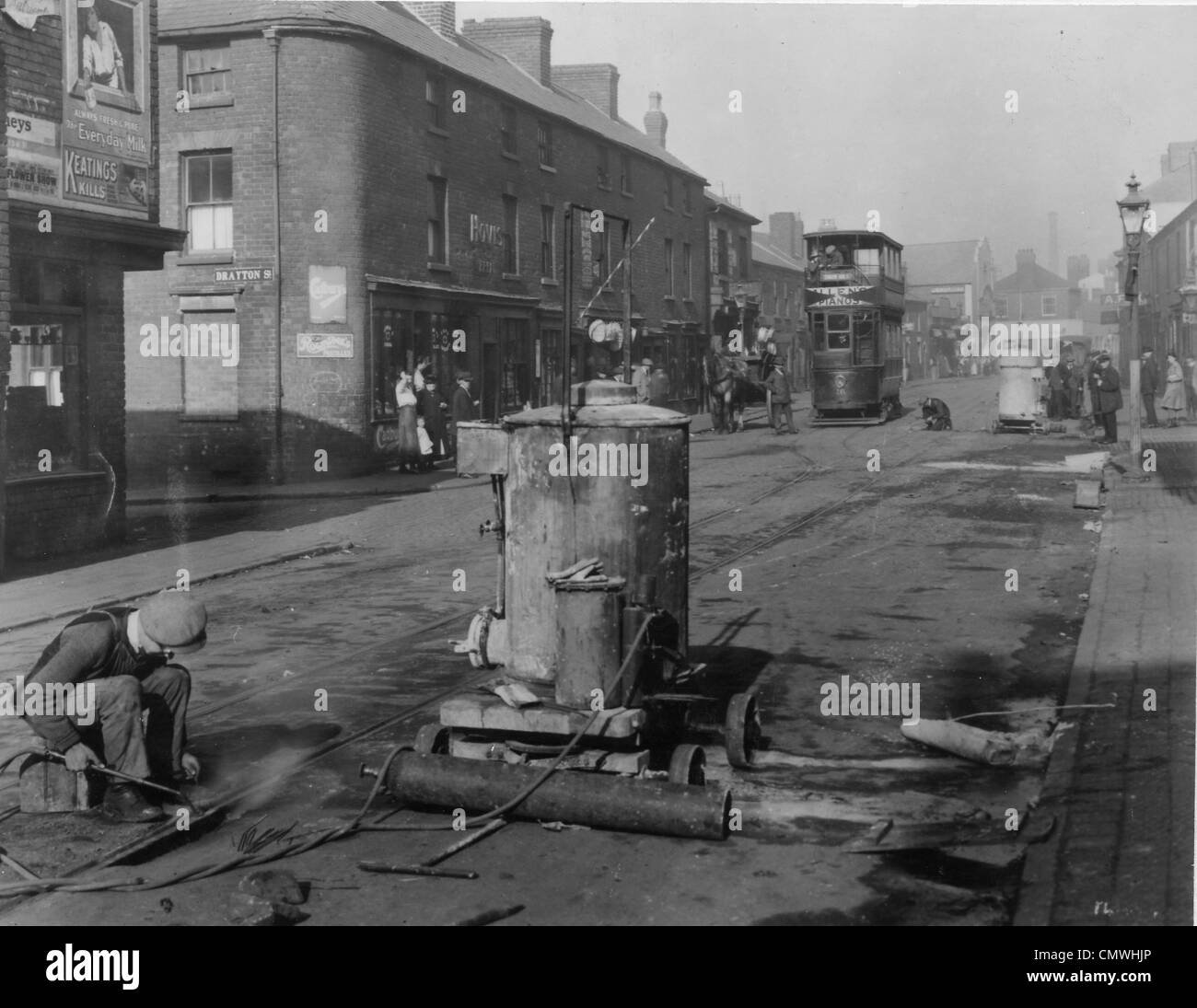 Dudley Road, Wolverhampton, Early 20th cent. A busy scene in Dudley