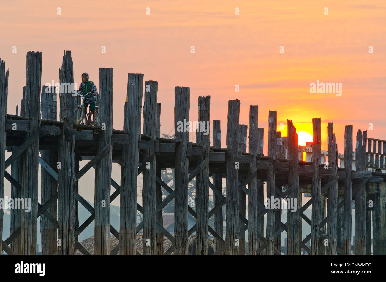 U bein bridge teak footbridge hi-res stock photography and images - Alamy