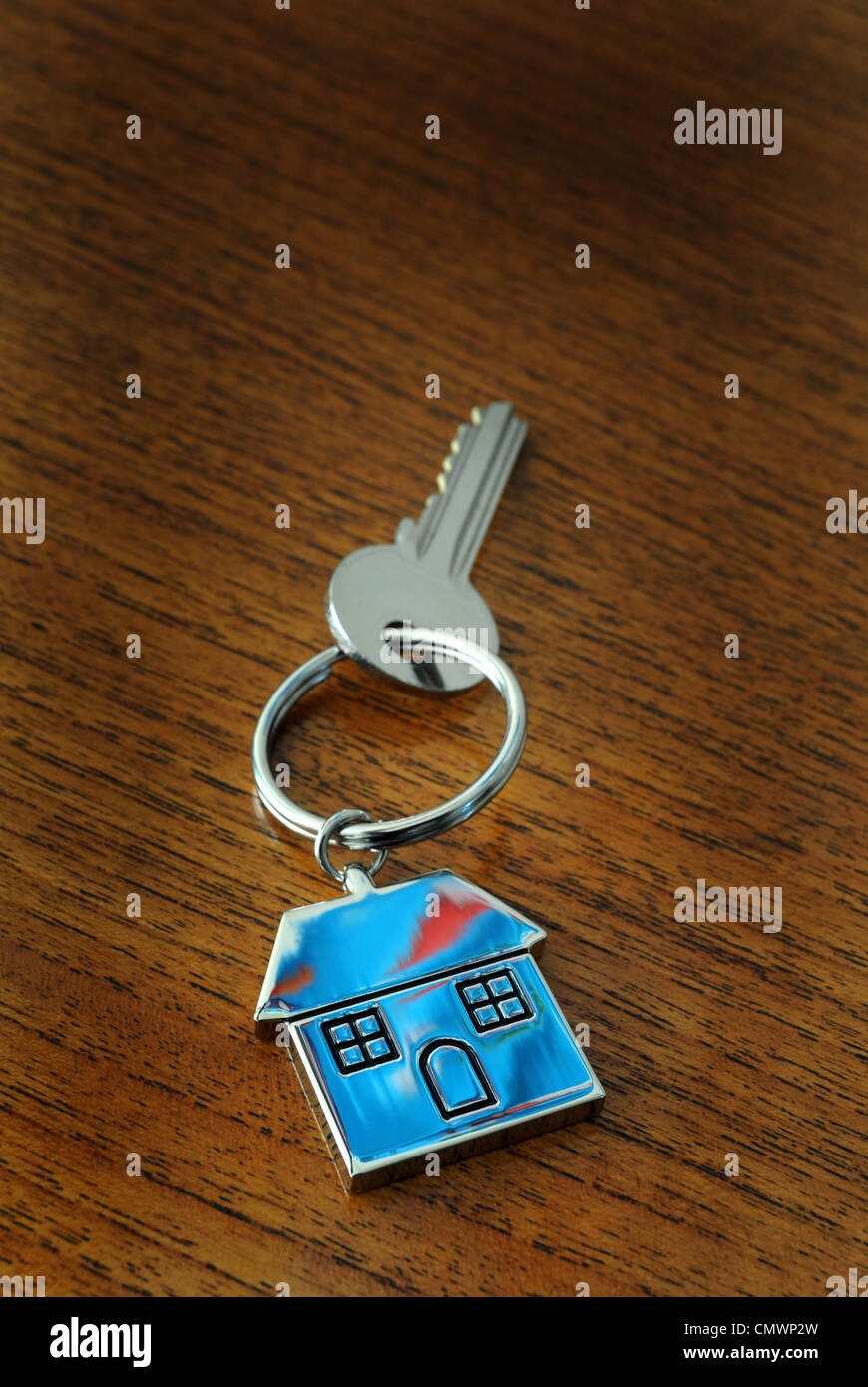 HOUSE KEYRING AND KEY  RE HOUSE PRICES VALUES PROPERTY MARKET BUYING SELLING HOME BUYERS COSTS MORTGAGES ETC UK Stock Photo