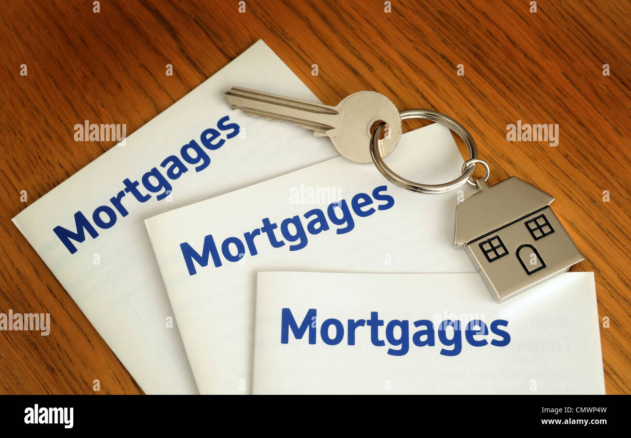 HOUSE KEYRING AND MORTGAGE LEAFLETS  RE HOUSE PRICES VALUES PROPERTY MARKET BUYING SELLING HOME BUYERS COSTS MORTGAGES ETC UK Stock Photo