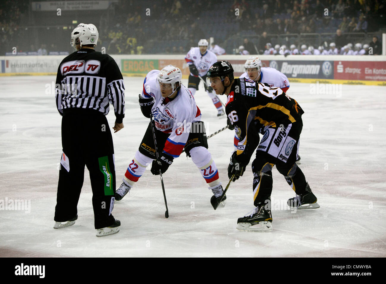 sports, ice hockey, Deutsche Eishockey Liga, 2011/2012, Krefeld Pinguine versus Nuernberg Ice Tigers 1:3, scene of the match, FLTR referee, Yan Stastny (NIT), Daniel Pietta (KP) Stock Photo