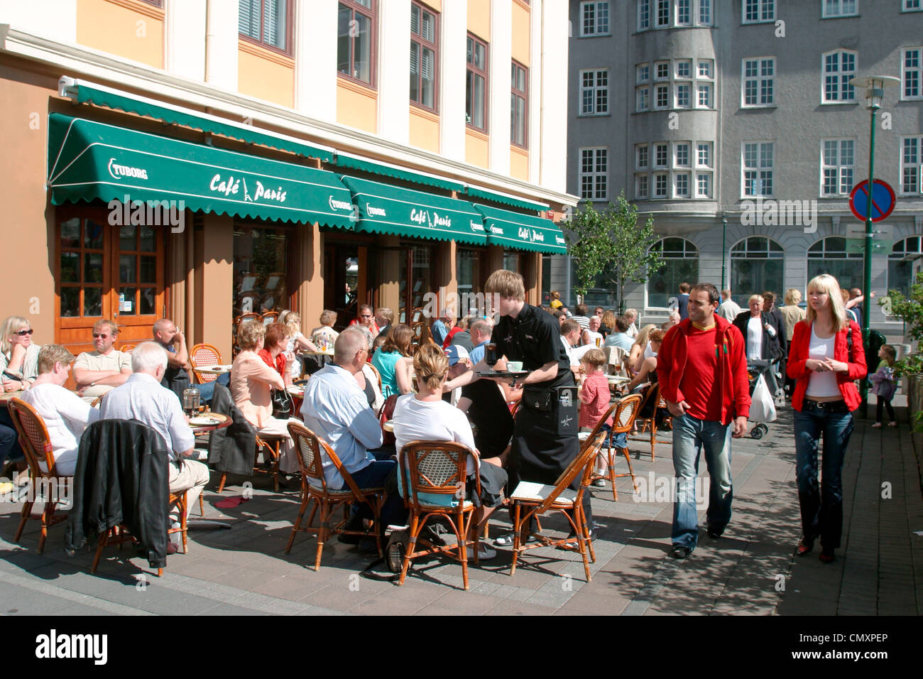Iceland, Reykjavik, center, Cafe Paris, outdoor terasse in summer Stock ...