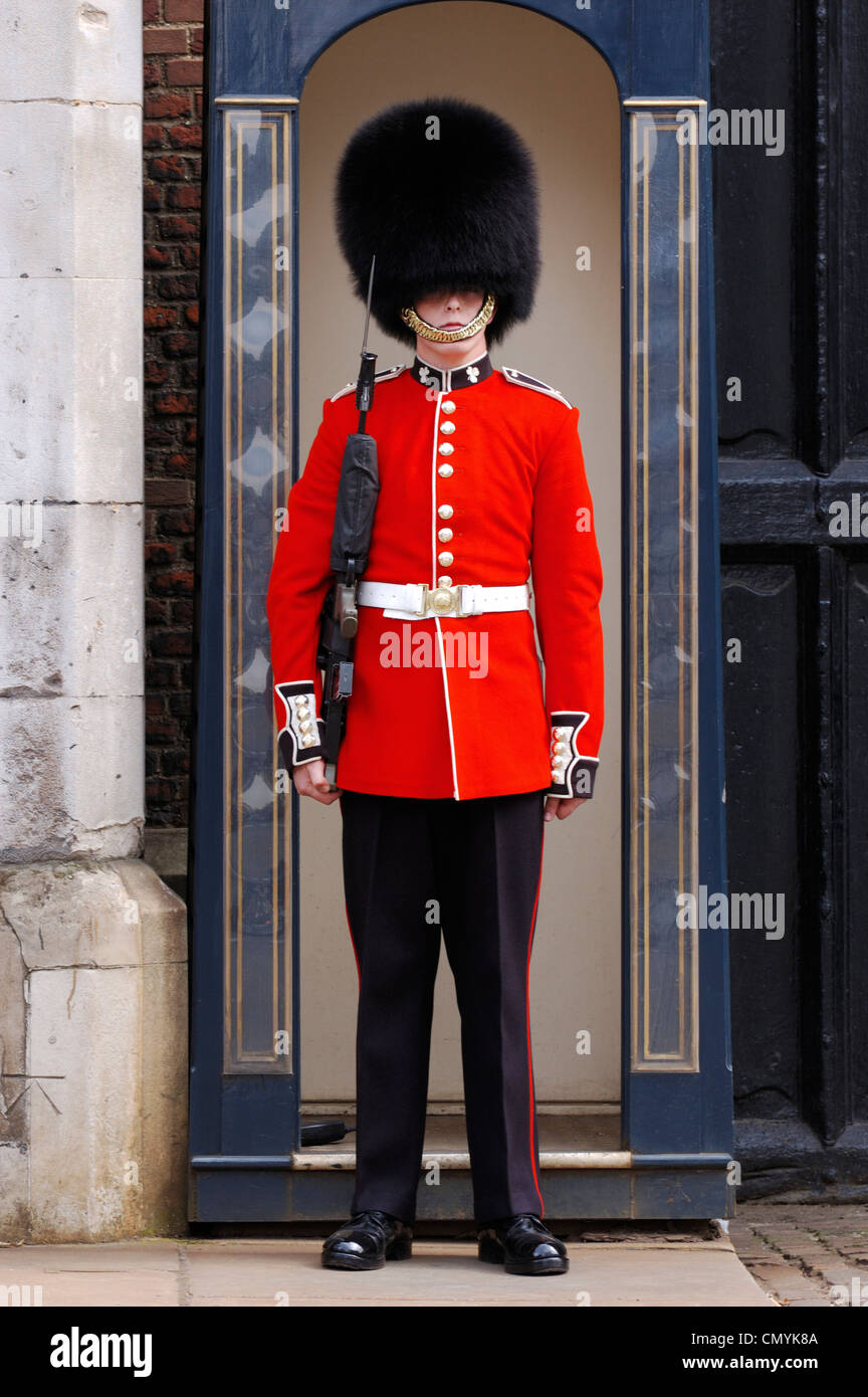 United Kingdom London Saint James S Palace English Guard In Front Stock Photo Alamy